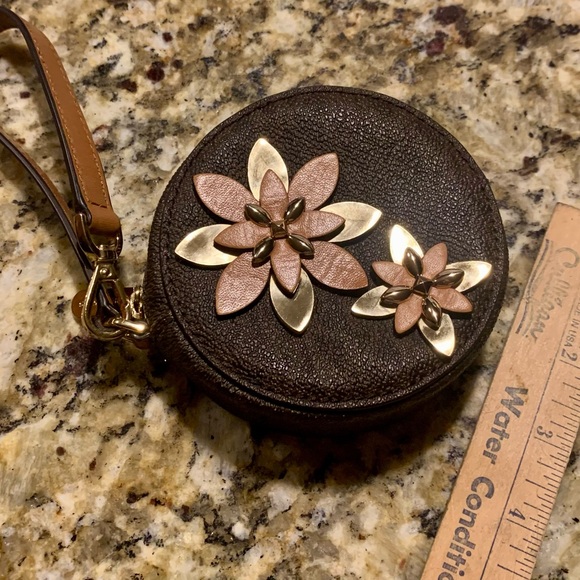 Michael Kors Small Round Coin Wristlet *Unique* NWOT Gift - Picture 2 of 6